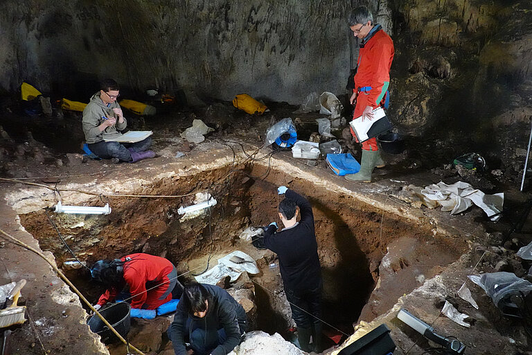 4-Estatuas_site_Mayor_cave_Javier_Trueba-Madrid_Scientific_Films.jpg  