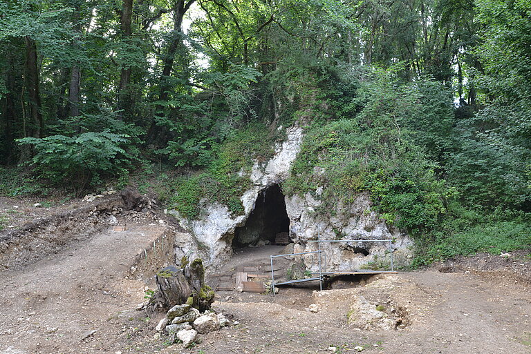 Les_Cottes_cave_France.JPG  