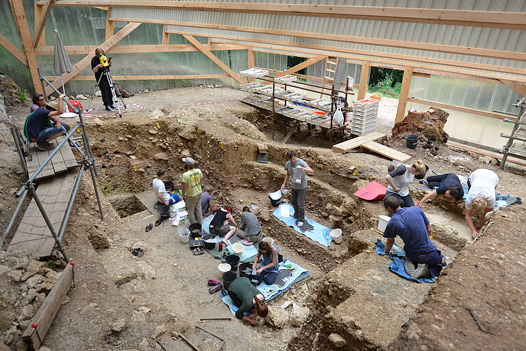 The_archaeological_site_of_Les_Cottes_France_during_the_excavation.JPG  