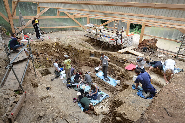 The_archaeological_site_of_Les_Cottes_France_during_the_excavation.JPG