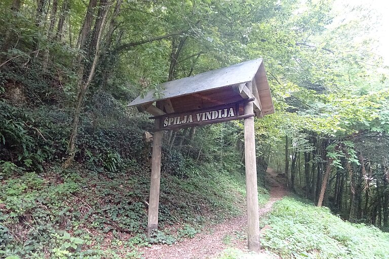 Path_towards_Vindija_cave_Croatia.jpg  