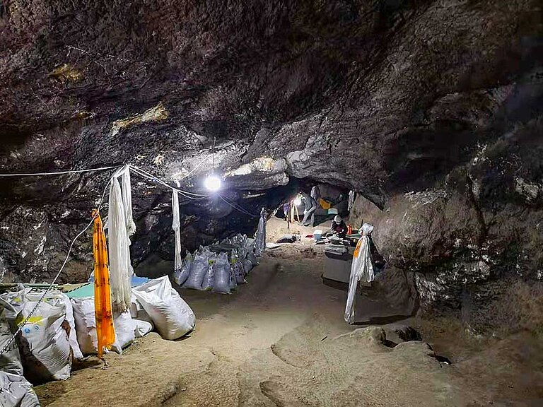 4.-Excavation-in-Baishiya-Karst-Cave-in-2018.jpg  